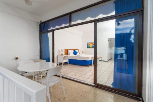 Sand and Tan Beach Hotel_1_image