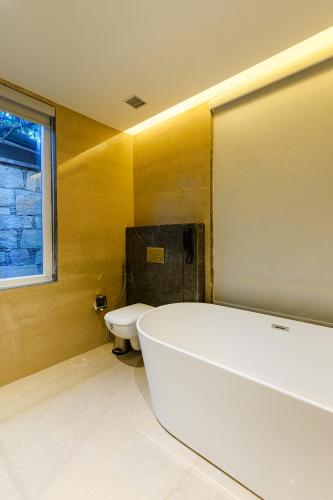 Bathroom, Ananta Spa & Resort, Pushkar in Pushkar