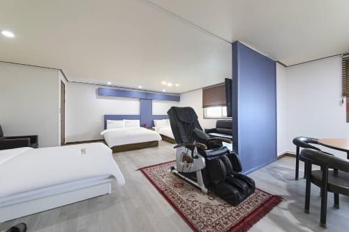Suite, family
