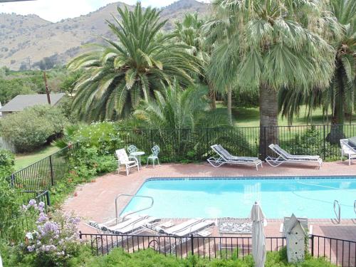 Peldbaseins, Plantation Bed & Breakfast in Lemonkova (CA)