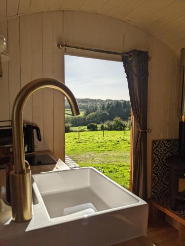 Stunning Shepherd's Hut Retreat North Devon in Īstputforda
