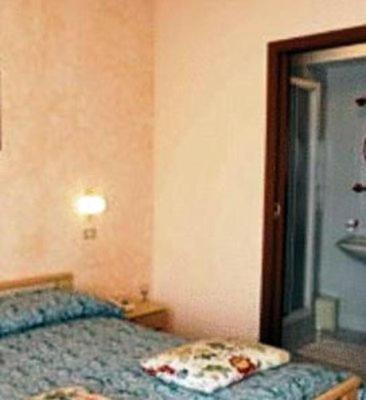 2 twin beds