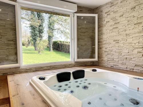 La Maison Du Val : Jacuzzi - Billard - Jardin - Standing - Wifi- Parking