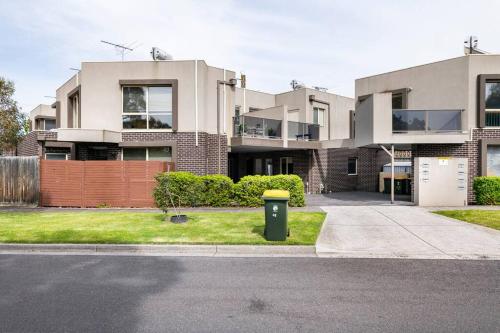 Design/bright/cosy townhouse between airport &city