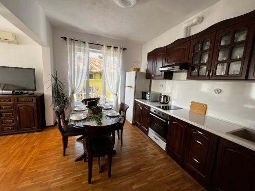 Апартамент Опера. Стил и комфорт. Идеален център. Апартамент Опера. Стил и комфорт. Идеален център.