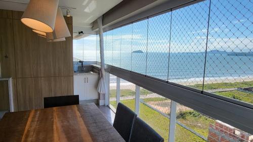 Apto de alto padrão/luxo em home club pé na areia com vista mar.