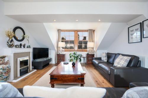 Luxury 3 Bed Royal Mile Apartment, Edinburgh (photo 2)
