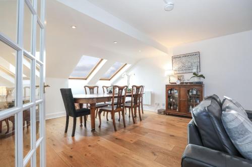 Luxury 3 Bed Royal Mile Apartment, Edinburgh (photo 5)