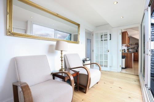 Luxury 3 Bed Royal Mile Apartment, Edinburgh (photo 6)