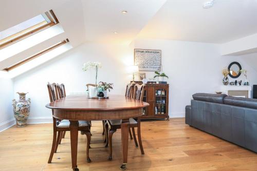 Luxury 3 Bed Royal Mile Apartment, Edinburgh (photo 4)