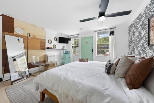 MISS PIGGY SUITE at THE KarINN BOUTIQUE HOTEL - Downtown Ft Lauderdale 3