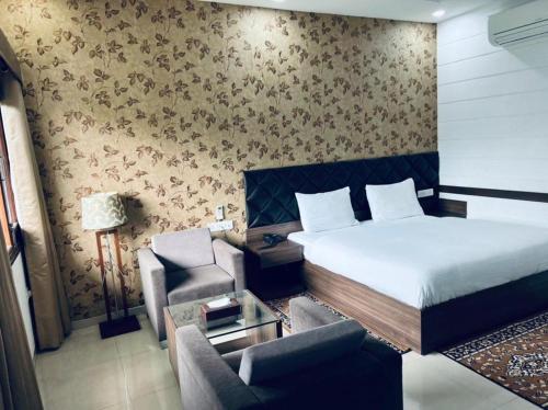 Hotel Whistling Greens in Moga