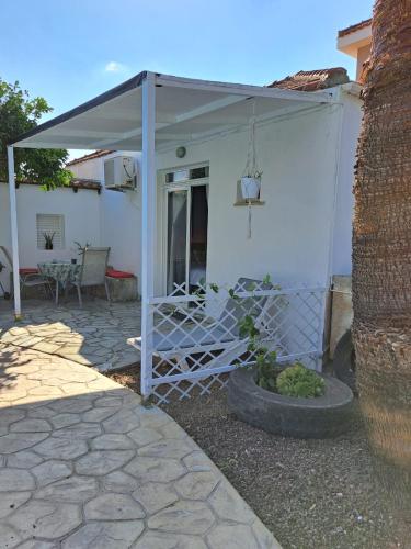 Balcony/terrace, Mediterranean poolside garden cottage in Kiti