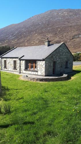 . Kearneys Cottage, Dugort, Achill Island, County Mayo - 3 Bedroom Sleeps 6