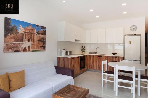 Comfy APT with Terrace, 5 mins to Sliema Ferries by 360 Estates, Gżira (Foto 9)