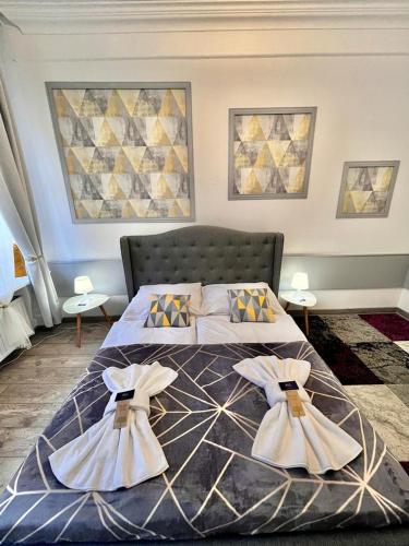 2 twin beds