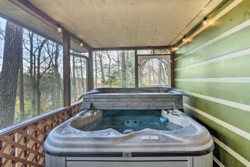 B&B Pigeon Forge - Woodsy Pigeon Forge Hideaway Private Hot Tub - Bed and Breakfast Pigeon Forge