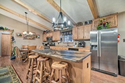 Woodsy Pigeon Forge Hideaway Private Hot Tub in Pigeon Forge, USA