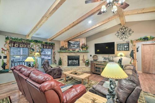 Woodsy Pigeon Forge Hideaway Private Hot Tub in Pigeon Forge, USA