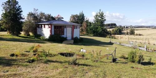 Cabaña junto al lago en granja agroecologica