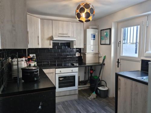 virtuve, Dare Valley Cottage Ex miners cottage Near Zip World Pen y fan Waterfalls in Aberaman