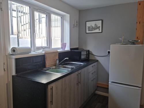 virtuve, Dare Valley Cottage Ex miners cottage Near Zip World Pen y fan Waterfalls in Aberaman