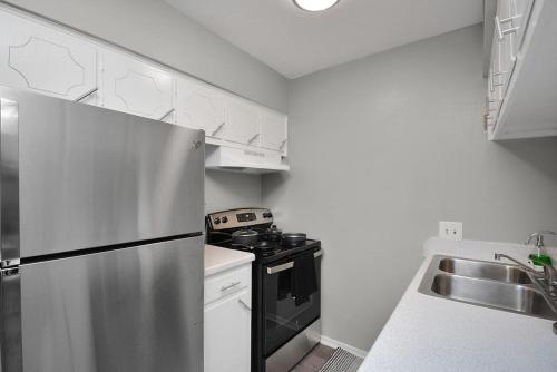 2 Bedroom unit w/ pool mins from major hospitals