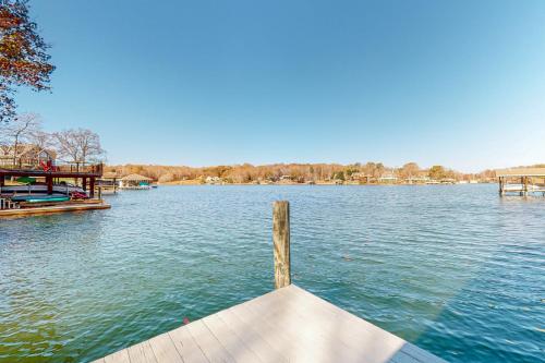 The Lake House on Sunset Point in Moneta, USA