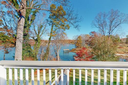 The Lake House on Sunset Point in Moneta, USA