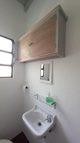 Casa de Huéspedes Muñiz sobre parque de 1000m2, 1 dormitorio, 20m2 cubiertos, baño con ducha, pileta cilíndrica de 3x076