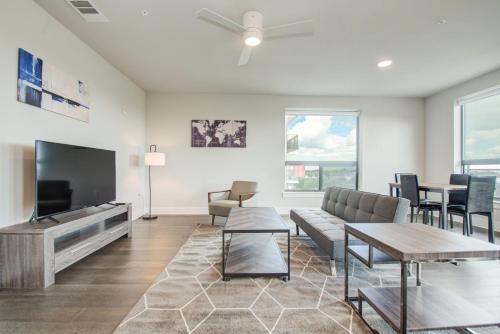 Chic Modern 2 BR in Houston Heights by Stay Gia