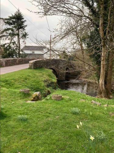 Cosy Arts & Crafts Cottage with stunning views