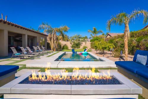 Desert Escape w Pool Firepit Putting Green - Accommodation - Indio