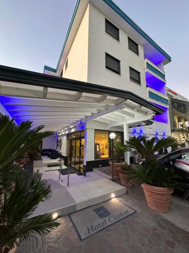 . Hotel Clinton