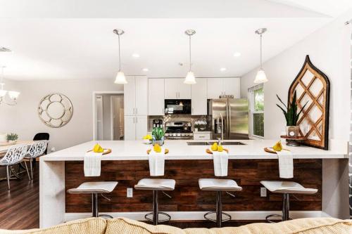 Spacious Furnished Family Home Near Downtown Katy & Asian Town - Premium Amenities