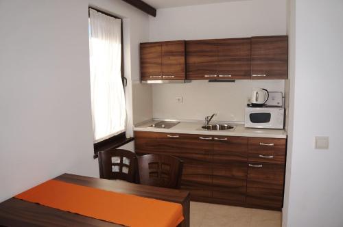 1 king bed, 1 sofa bed