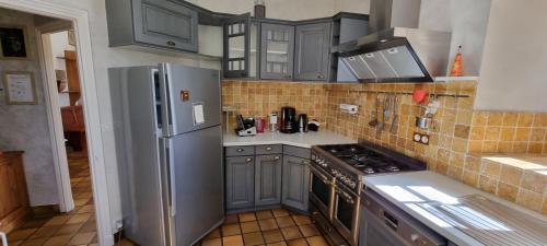 ห้องครัว, Maison au Loup - Superbe ancien hotel particulier du XVIe siècle au cœur de la vieille ville du Puy (Maison au Loup - Superbe ancien hotel particulier du XVIe siecle au cœur de la vieille ville du Puy) in เลอ ปูว์ ออง เวอเลย์