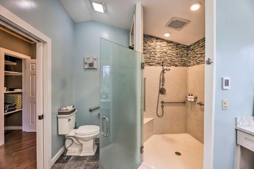 Ванная комната, Modern Marlinton Home with Hot Tub and Mtn Views! in Марлинтон
