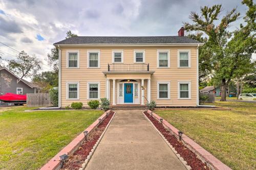 Historic 1927 Corsicana Getaway with Game Room! in Corsicana, USA