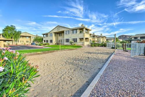 Pool, Lake and Mtn Views! Snowbird Gem in Phoenix in 阿瓦圖基