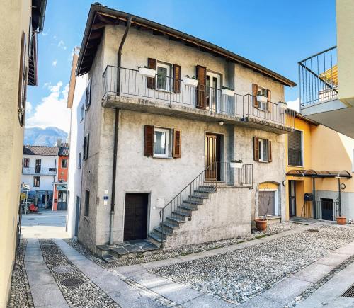 Exterior view, Boho Lake House - Private Beach 600m from the property - Free Parking - Home Cinema Room in Vira