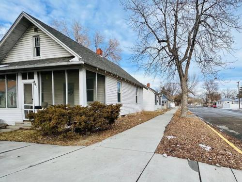 Cozy cottage in the heart of the big city- dog friendly