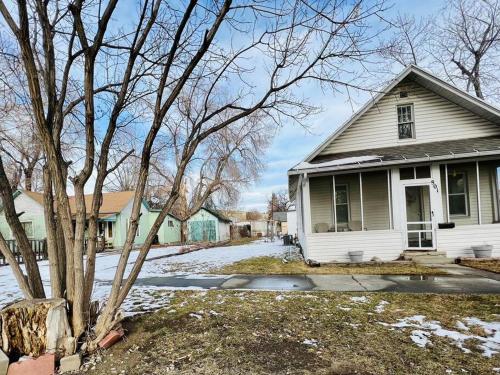 Cozy cottage in the heart of the big city- dog friendly