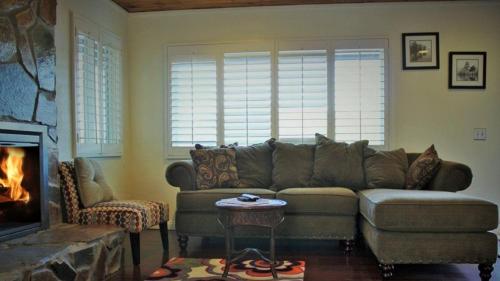 Modern Lakefront B - image 6