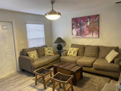 Private Townhouse with courtyard and covered patio