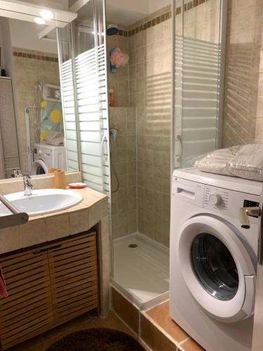 Appartement rue de l'amarrage à PORT GRIMAUD avec Terrasse vue canaux et garage Appartement rue de l'amarrage à PORT GRIMAUD avec Terrasse vue canaux et garage