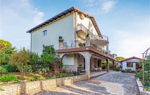 Gorgeous Apartment In Premantura With Kitchen