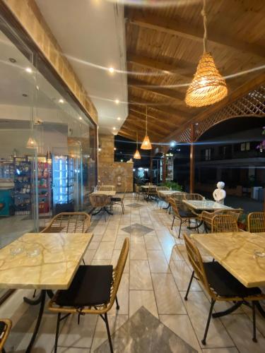 Restaurant, Costas Inn in Lampi