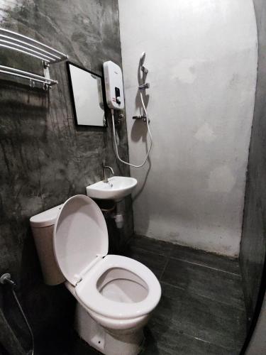 Bathroom, B' Hotel Kajang near Sate Kajang Haji Samuri