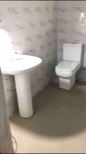 Well presented apartment with 2 master bedrooms. - image 2